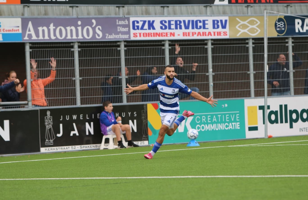 2025-09-27 Ahmed El Azzouti rend juichend weg na zijn treffer tegen HHC Hardenberg (foto: André Hakvoort)