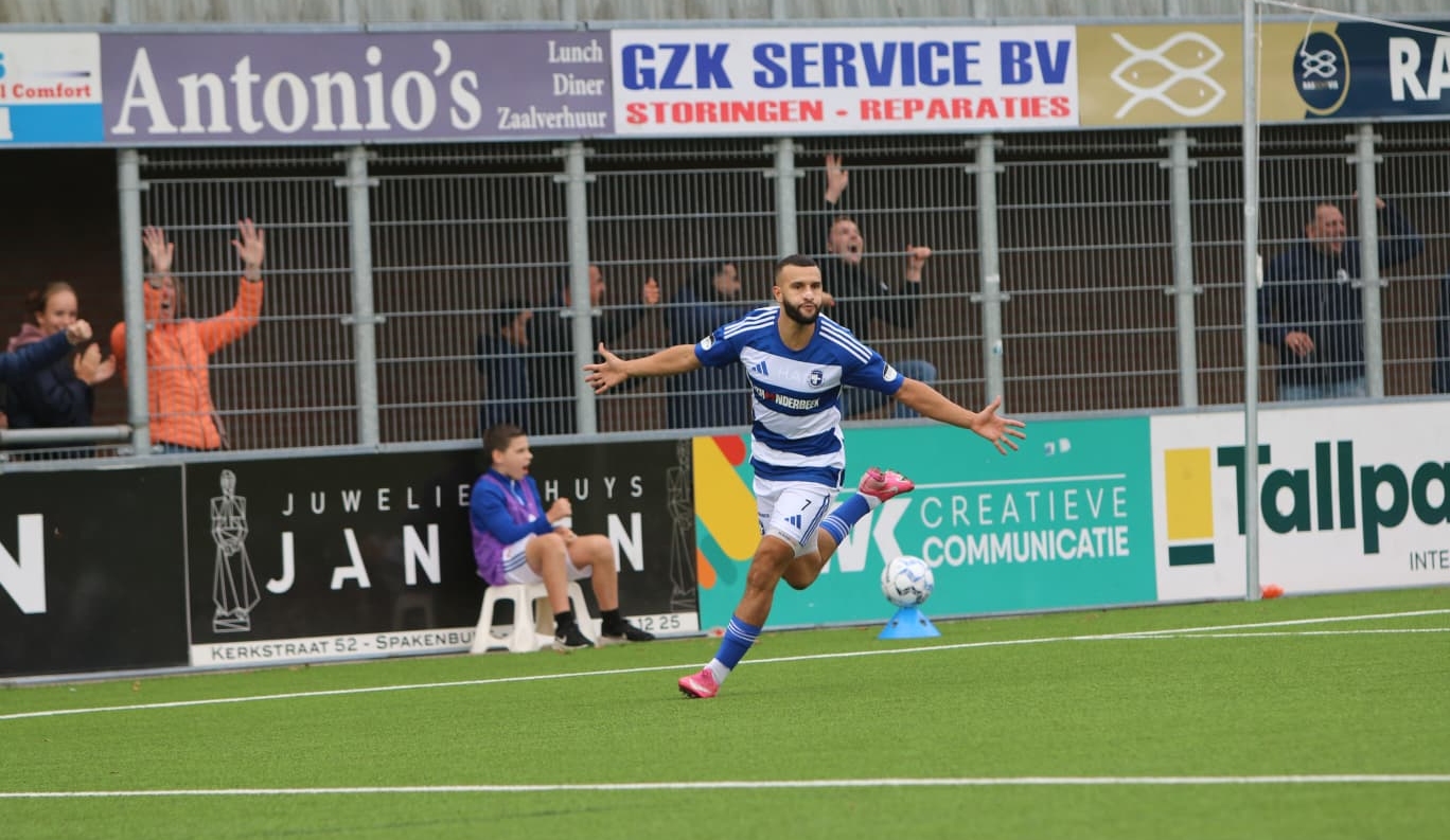 2025-09-27 Ahmed El Azzouti rend juichend weg na zijn treffer tegen HHC Hardenberg (foto: André Hakvoort)