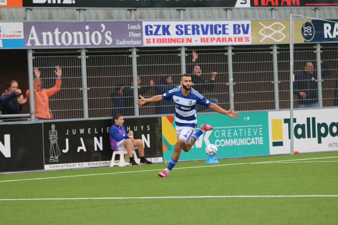 2025-09-27 Ahmed El Azzouti rend juichend weg na zijn treffer tegen HHC Hardenberg (foto: André Hakvoort)